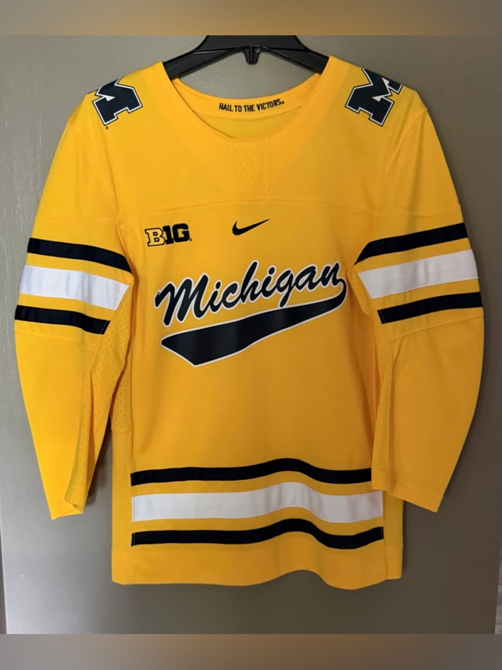 Nike Michigan Wolverines Hockey Jersey Youth Large Yellow NCAA